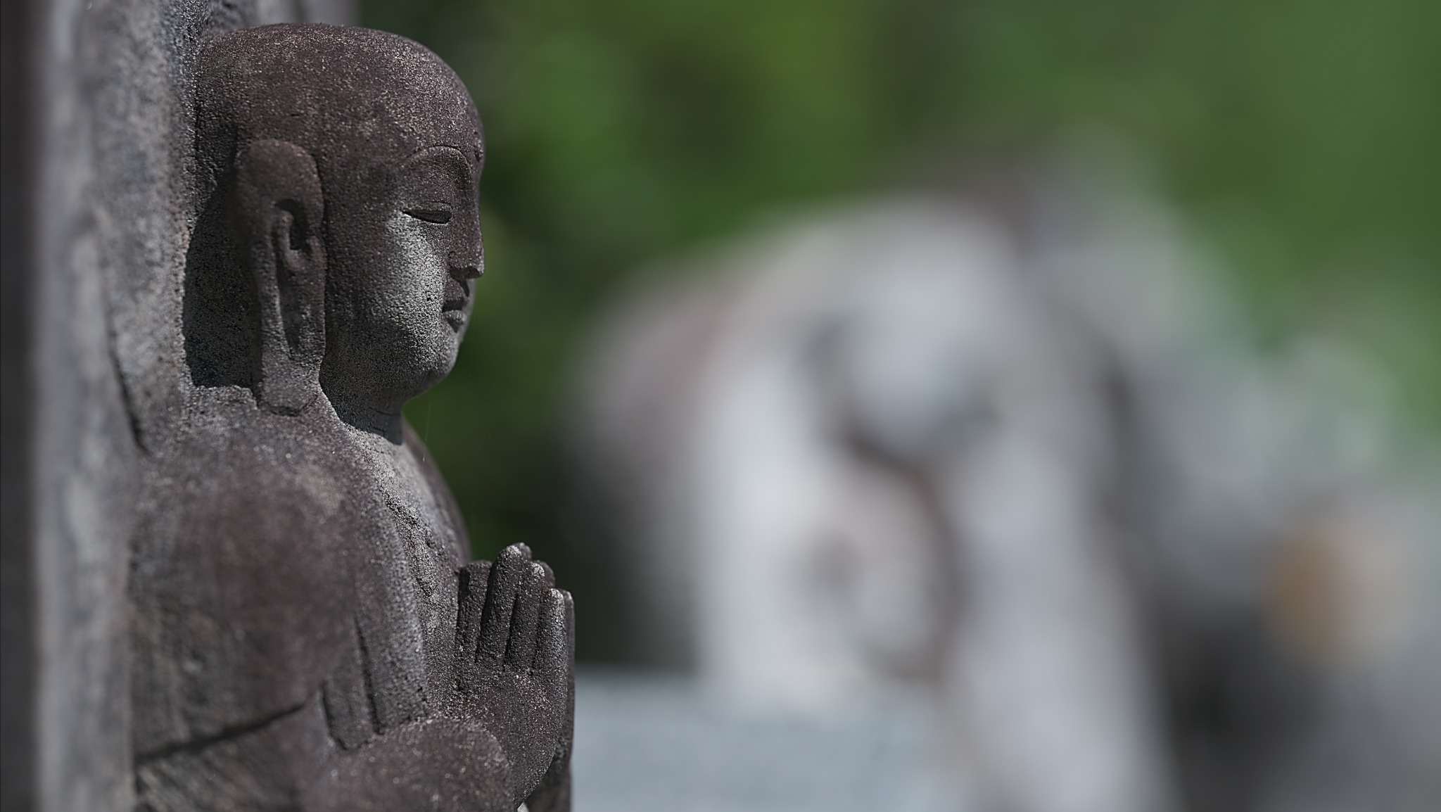合掌する石仏の近景